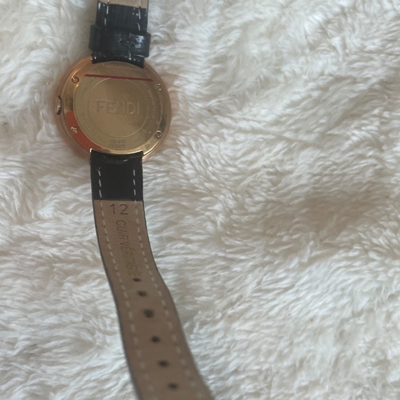 Authentic Fendi rose and black leather strap watch without a box - Picture 6 of 8